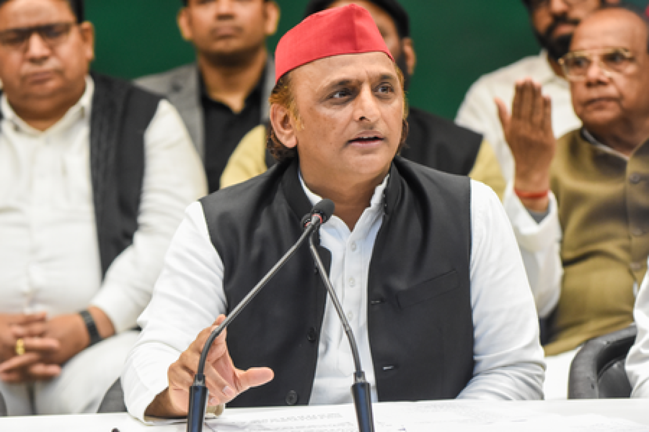 Akhilesh Attacks Centre Over LPG Crisis, Claims Gas is Missing