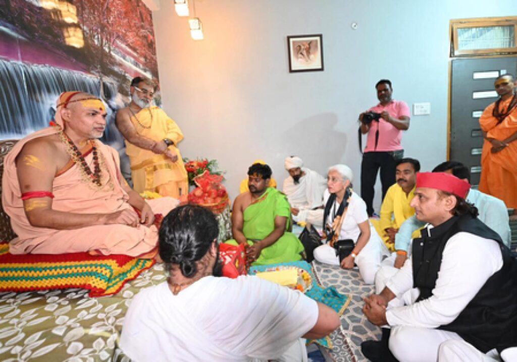 Akhilesh Yadav Seeks Blessings from Shankaracharya Amid Cow Protection Campaign