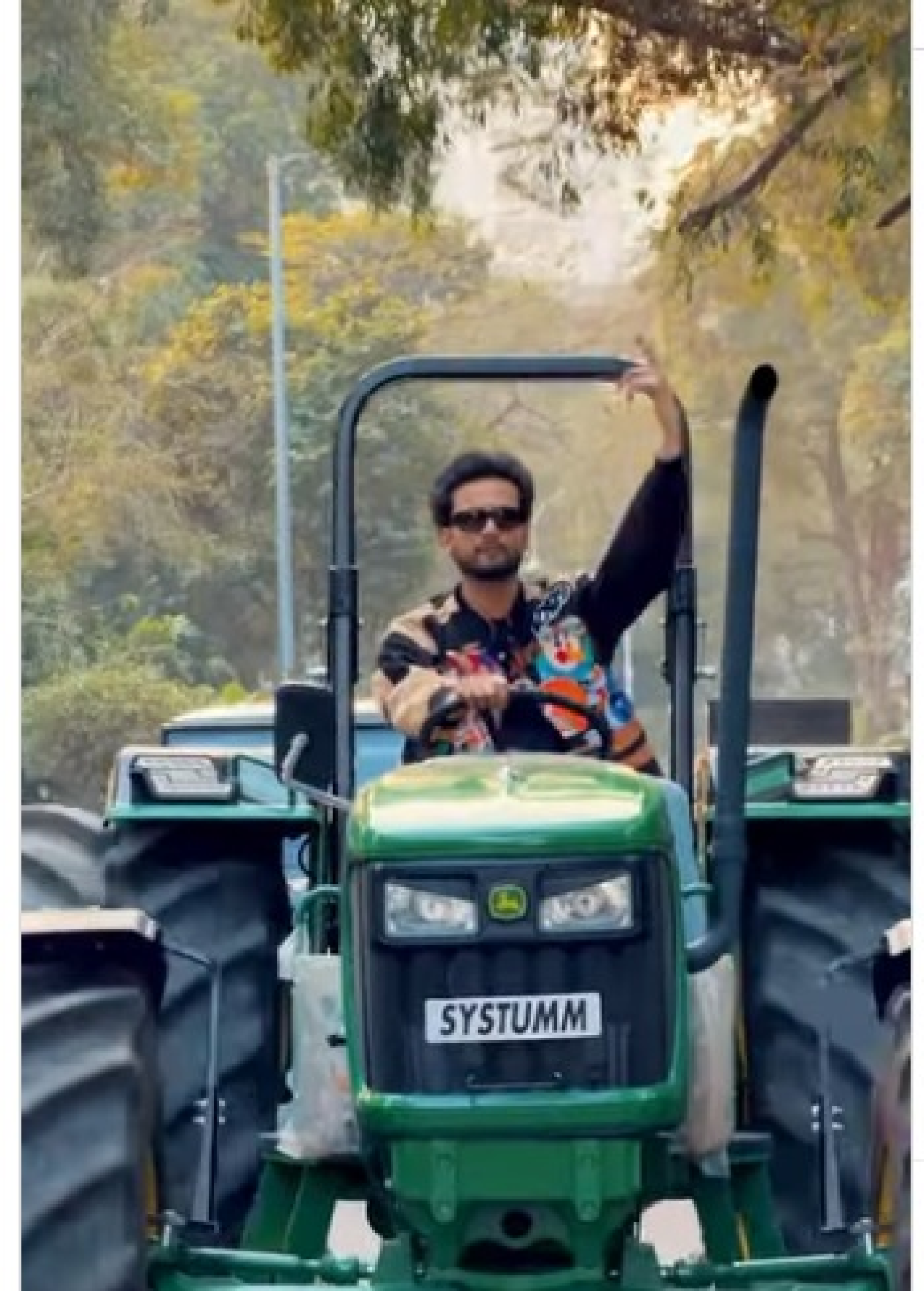 Elvish Yadav Shines in Desi Royal Style, Video Goes Viral