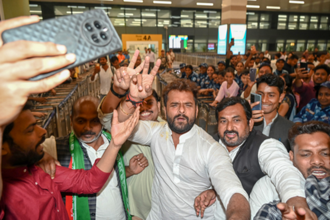 Chaos Erupts at Khesari Lal Yadavs Event in Muzaffarpur