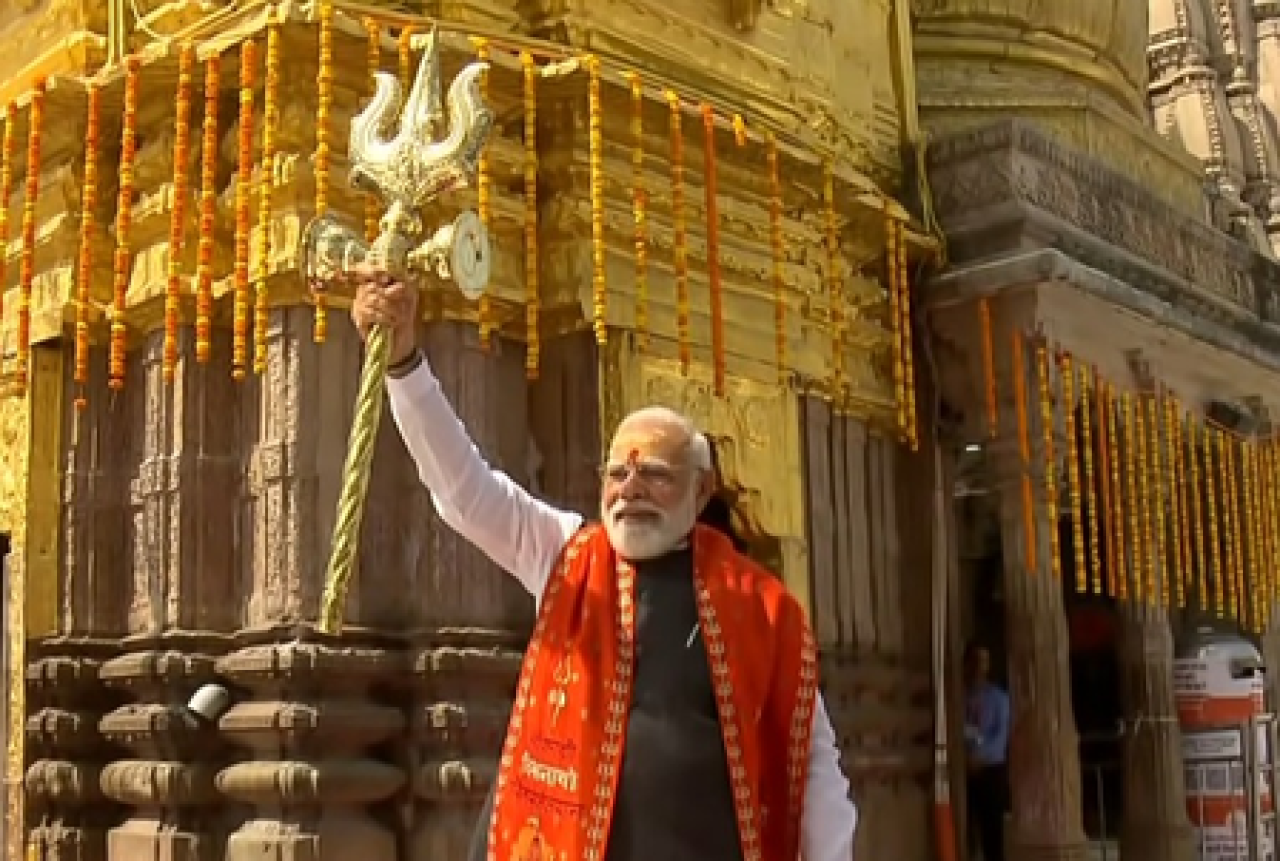 PM Modi Visits Kashi Vishwanath Temple, Engages with Children