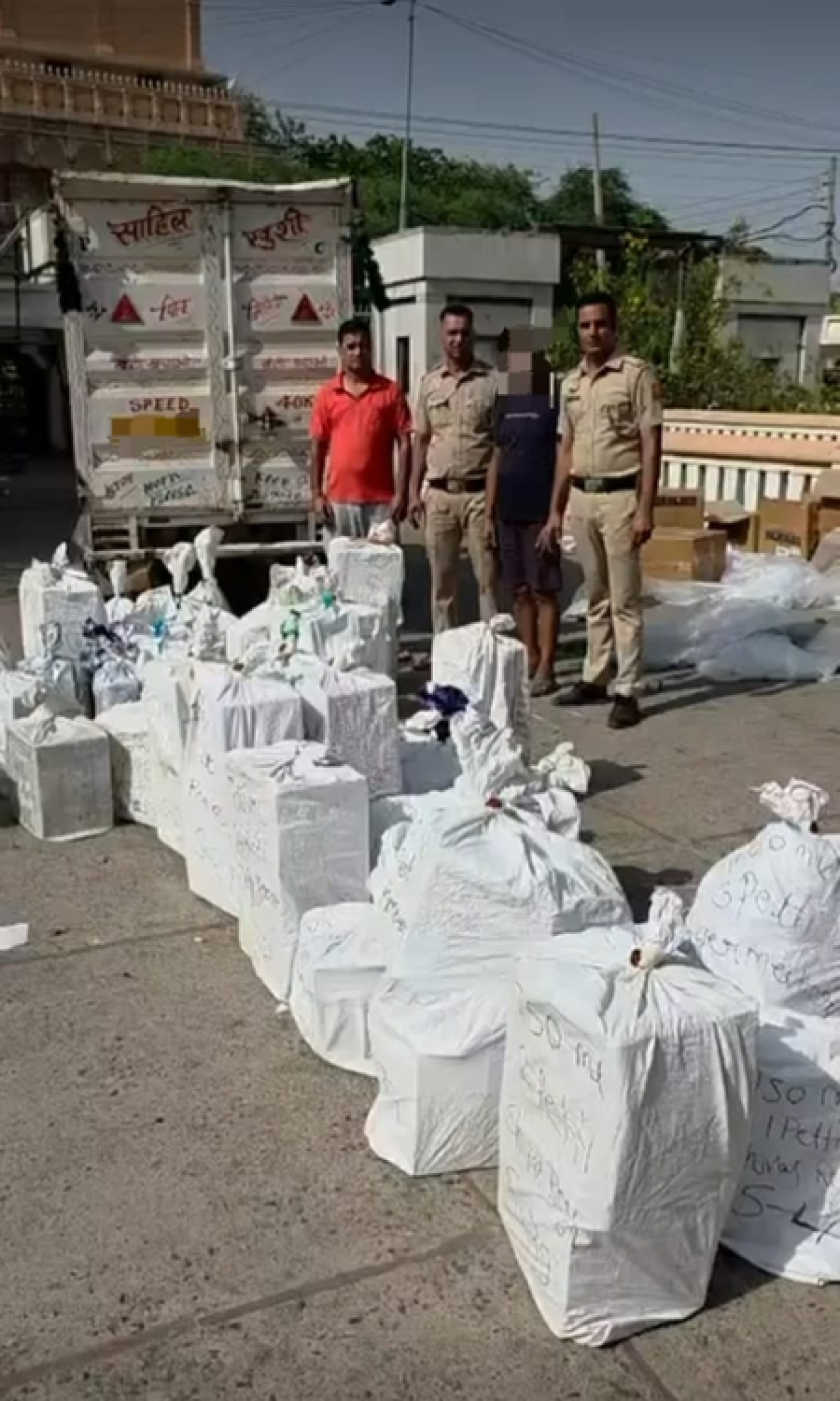 Delhi Police Busts Inter-State Liquor Smuggling Gang Delhi Police Busts Inter-State Liquor Smuggling Gang