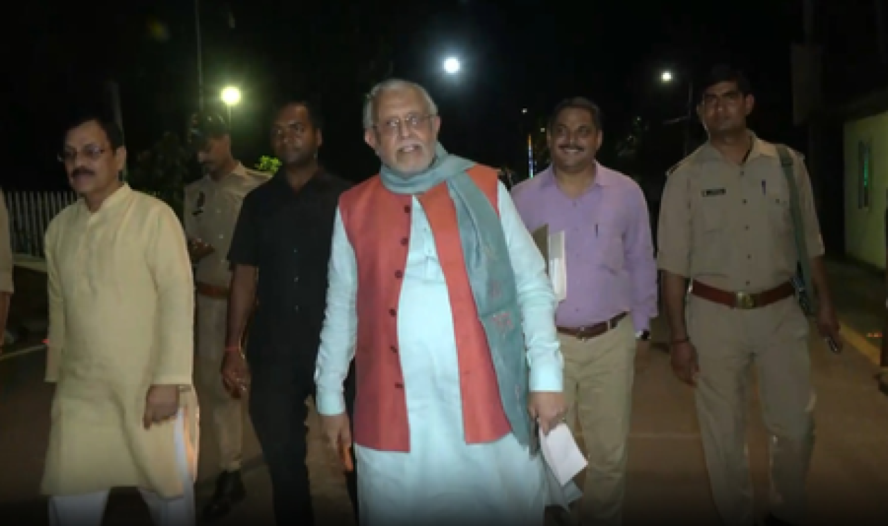 Finance Minister Walks Home to Promote Fuel Conservation