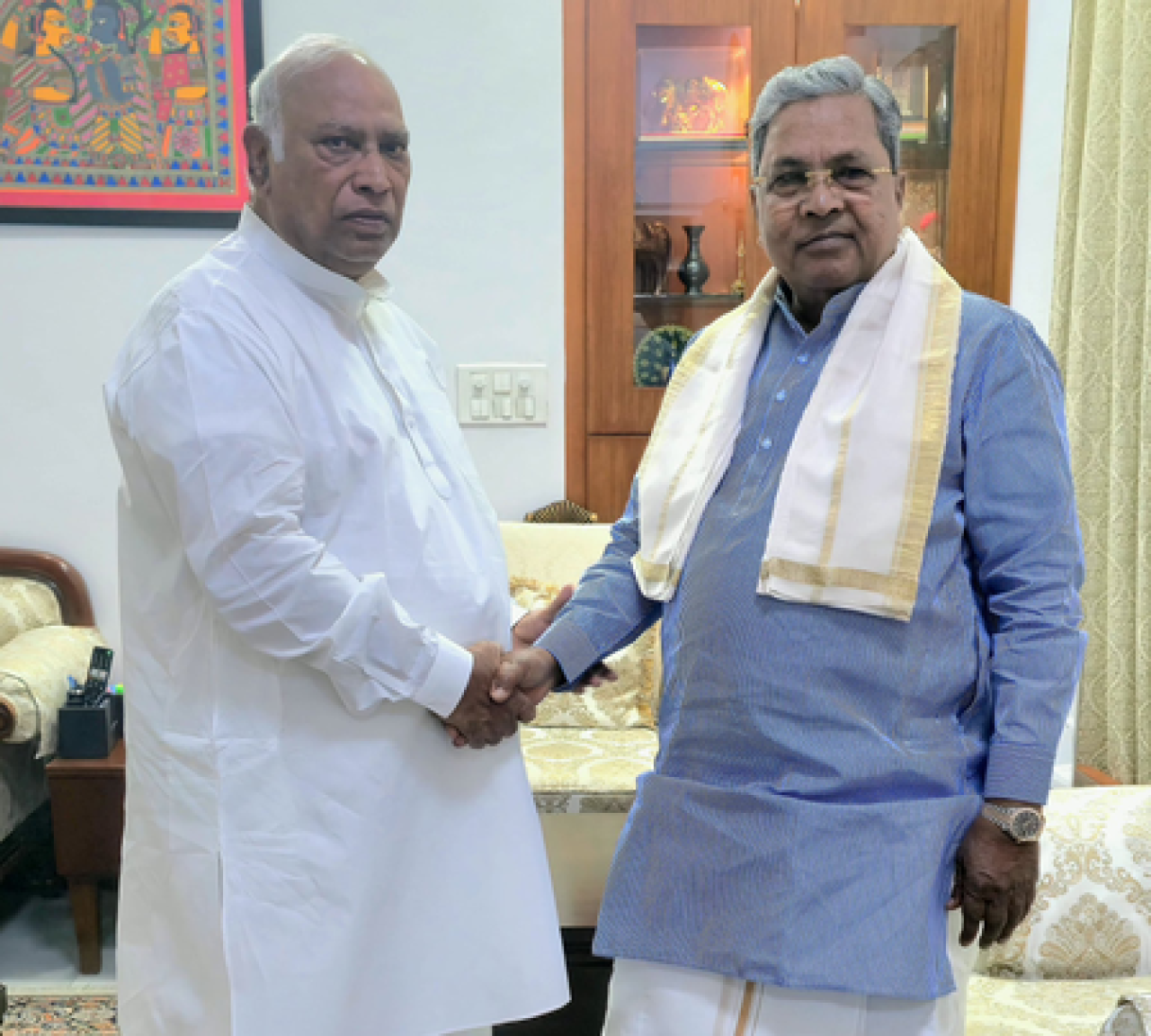 Siddaramaiah Resigns as Karnataka CM, Mallikarjun Kharge Praises His Legacy