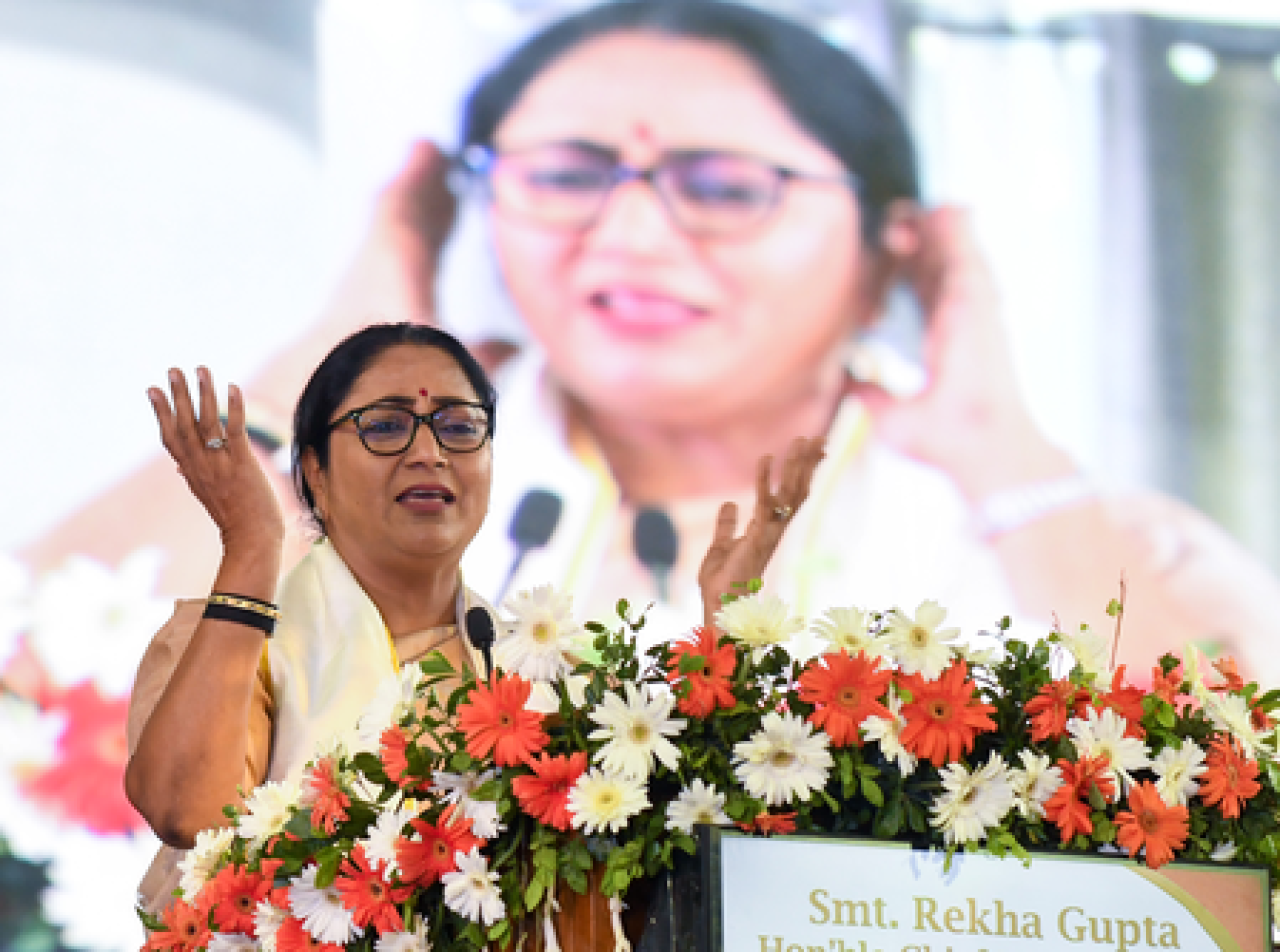 Chief Minister Rekha Gupta Holds High-Level Meeting on O-Zone Colonies