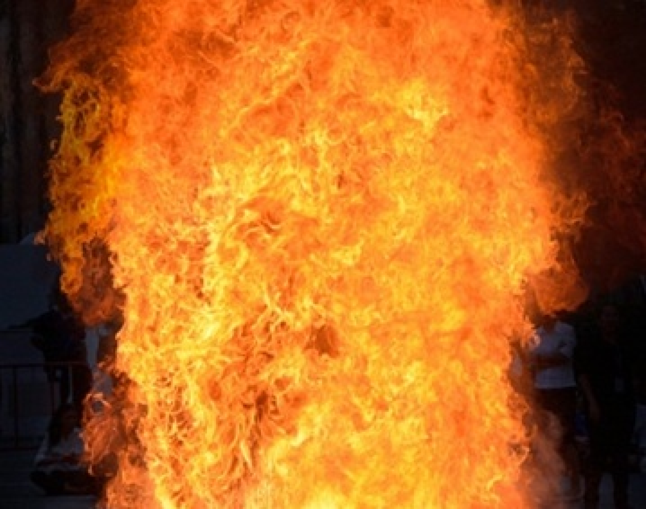 Fire Erupts in Noidas Bahalolpur Area Due to Short Circuit Fire Erupts in Noidas Bahalolpur Area Due to Short Circuit