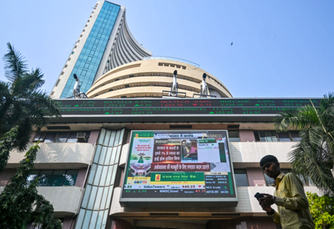 Indian Markets Decline Amid Global Tensions